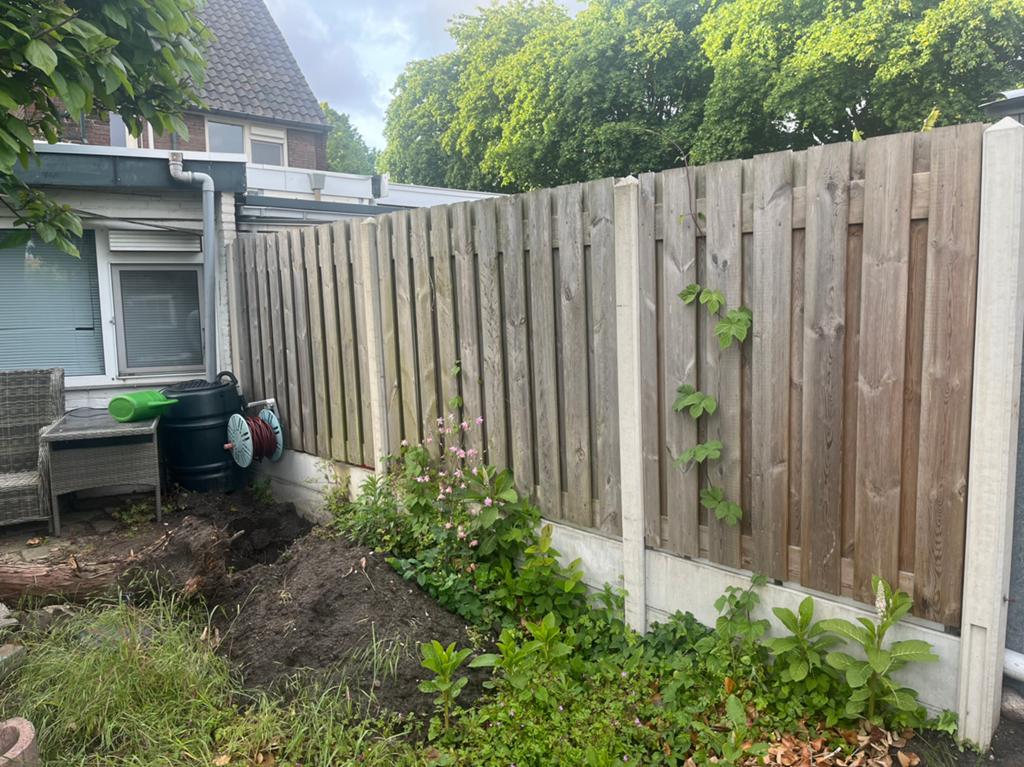 Volledige schutting, palen en grenen hout, Tuin en Terras, Schuttingen, Ophalen, Hout, Minder dan 3 meter, 1 tot 2 meter