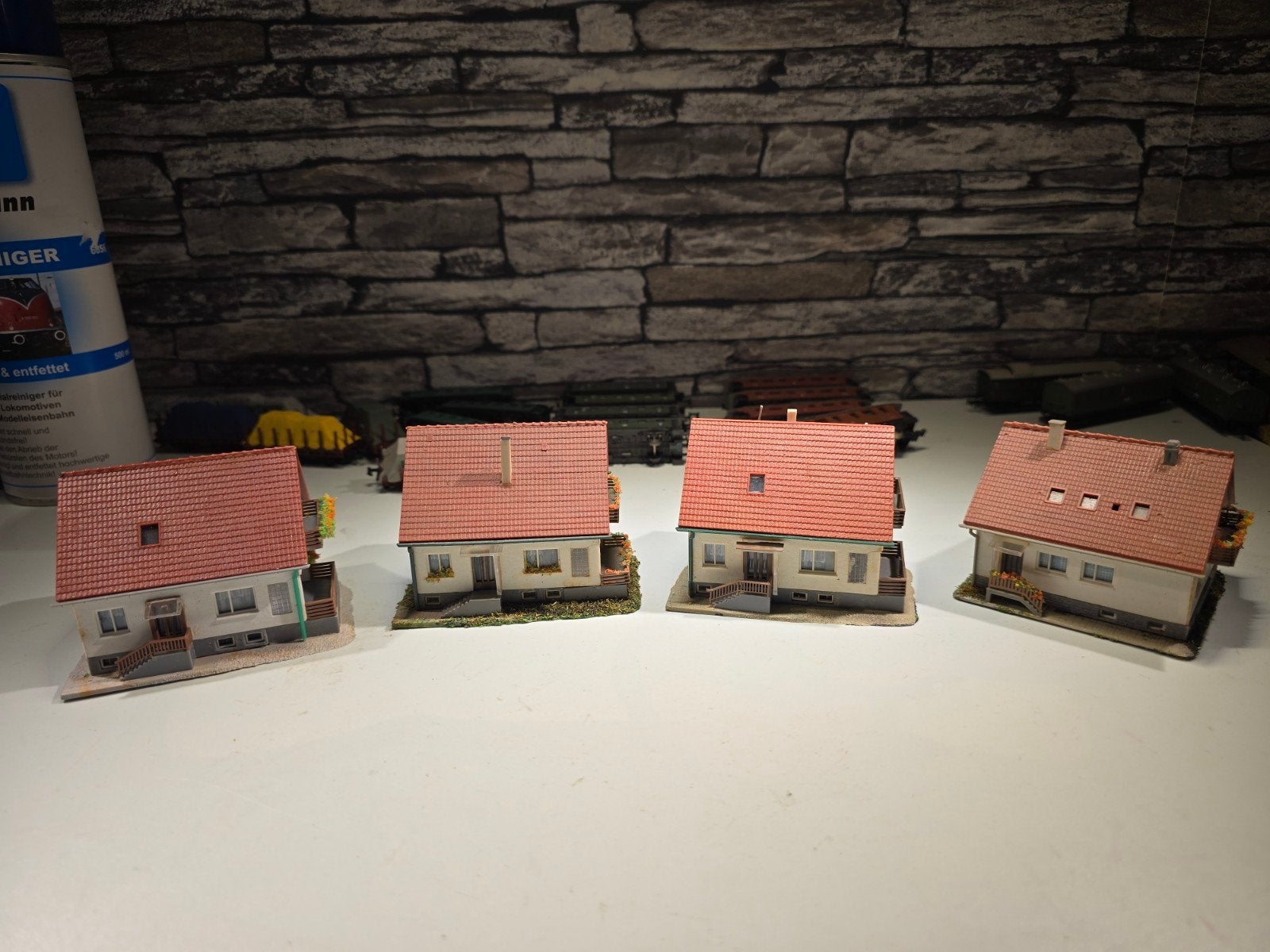 Foto 5 van 4x bungalow huis N spoor trein 1:160