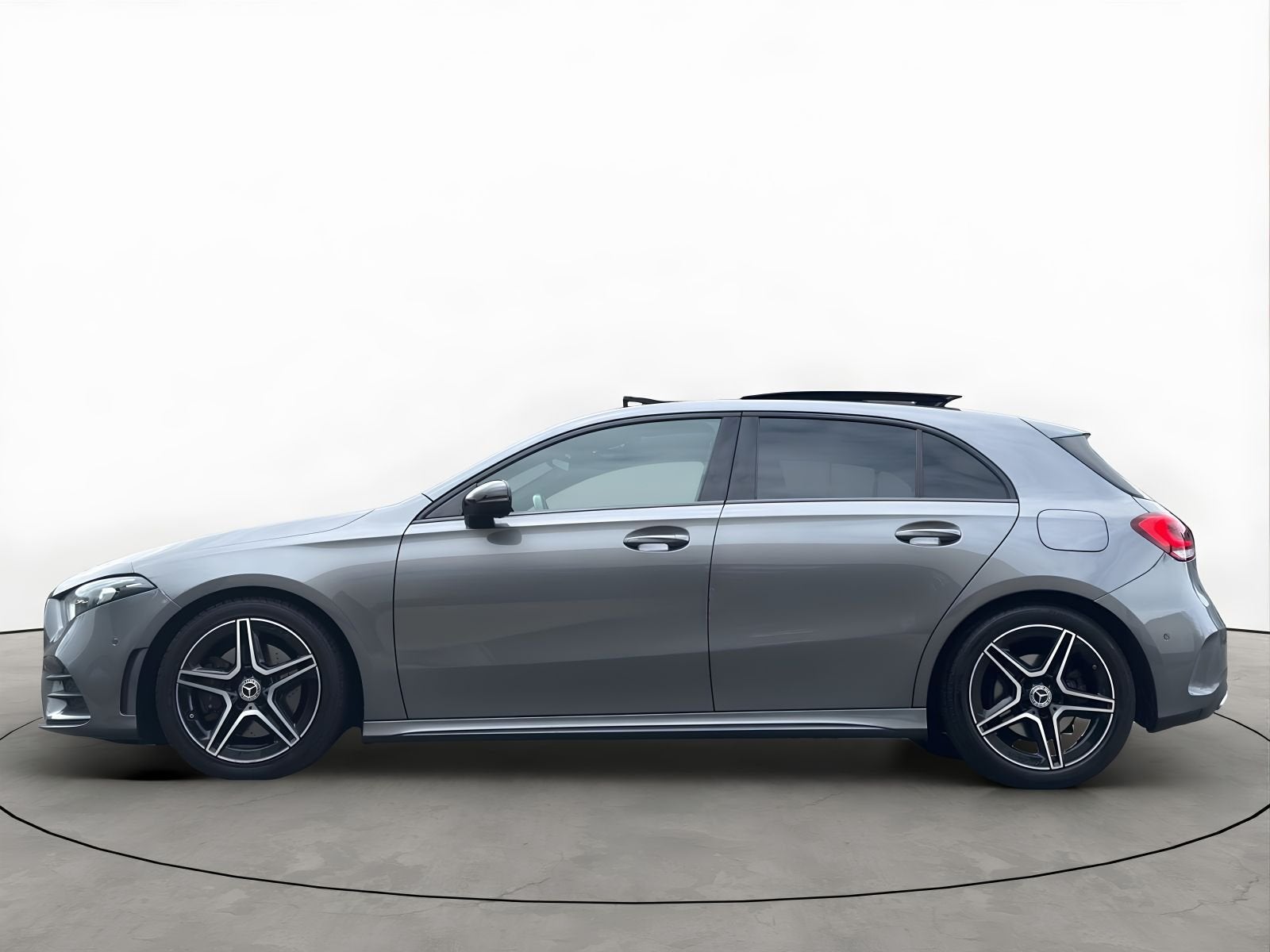 Mercedes-Benz A-Klasse 220 190PK AMG Night Premium+ Pano Sfe, Auto's, Gebruikt, Bedrijf, 1600 kg, Automatische klimaatregeling