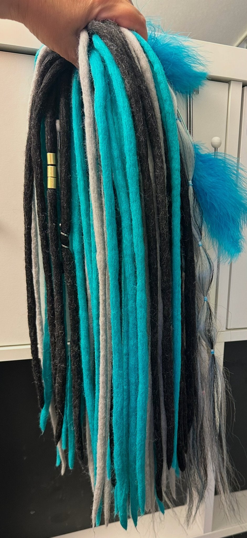 Woldreads - Zwart, Grijs, Turquoise Dreads met Decoratie, Ophalen of Verzenden, Nieuw, Pruik of Haarverlenging