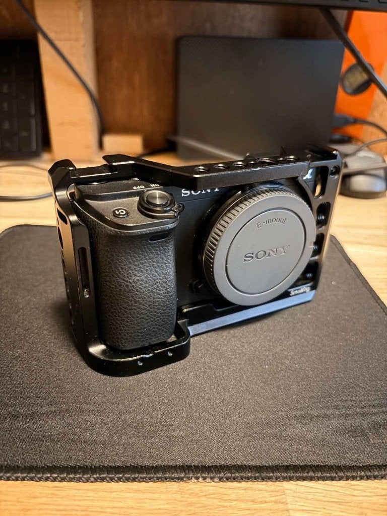 Sony A6400 + Smallrig Cage + 3 Batteries, Gebruikt, Spiegelreflex, Ophalen of Verzenden, Touchscreen