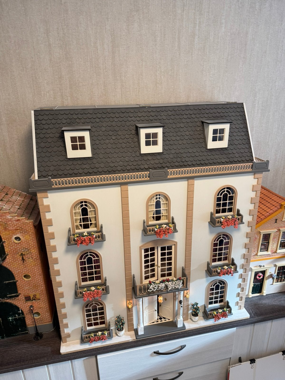 Uniek en volledig ingericht poppenhuis van hoge kwaliteit, Ophalen, Nieuw, Poppenhuis