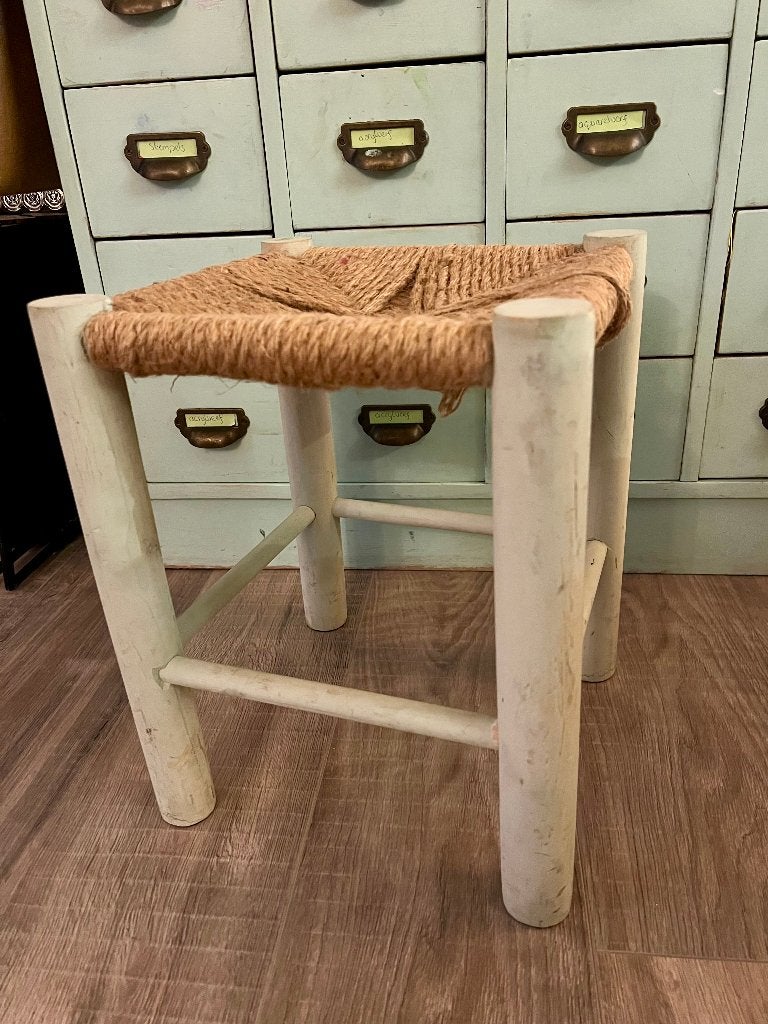Vintage brocante blauw houten krukje gevlochten sisal touw, Ophalen of Verzenden, Gebruikt, Hout