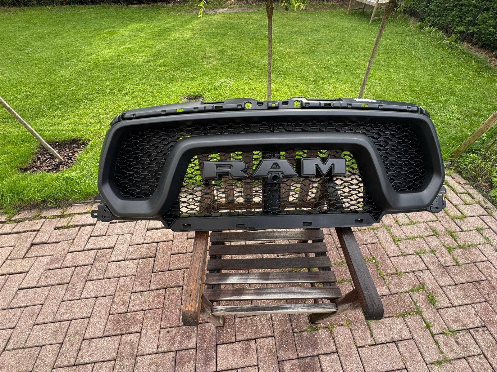 Grille RAM Rebel DT MOPAR 2019-2024 (68460768AA), Gebruikt, Voor, Amerikaanse onderdelen, Ophalen of Verzenden