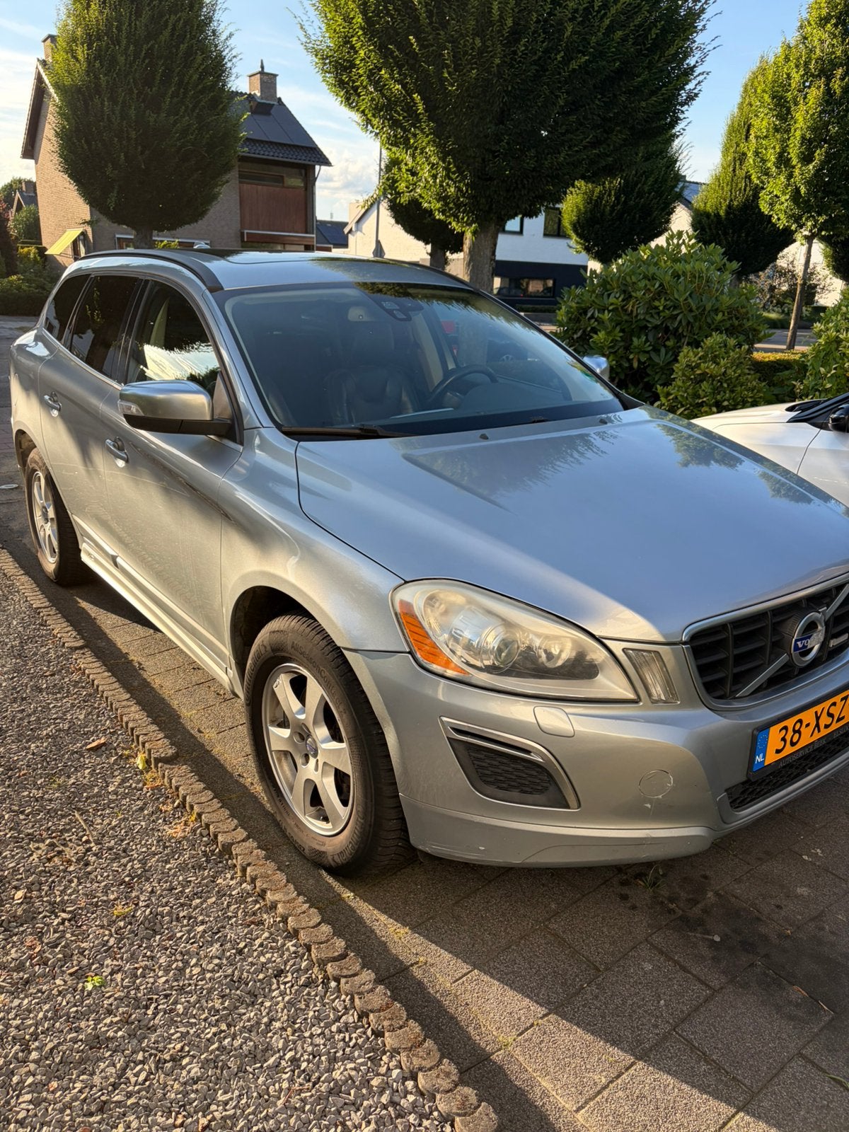 Volvo XC60 2.4 D5 AWD R-design 2011 Grijs, Automaat, 197 €/maand, 2000 kg, 1714 kg