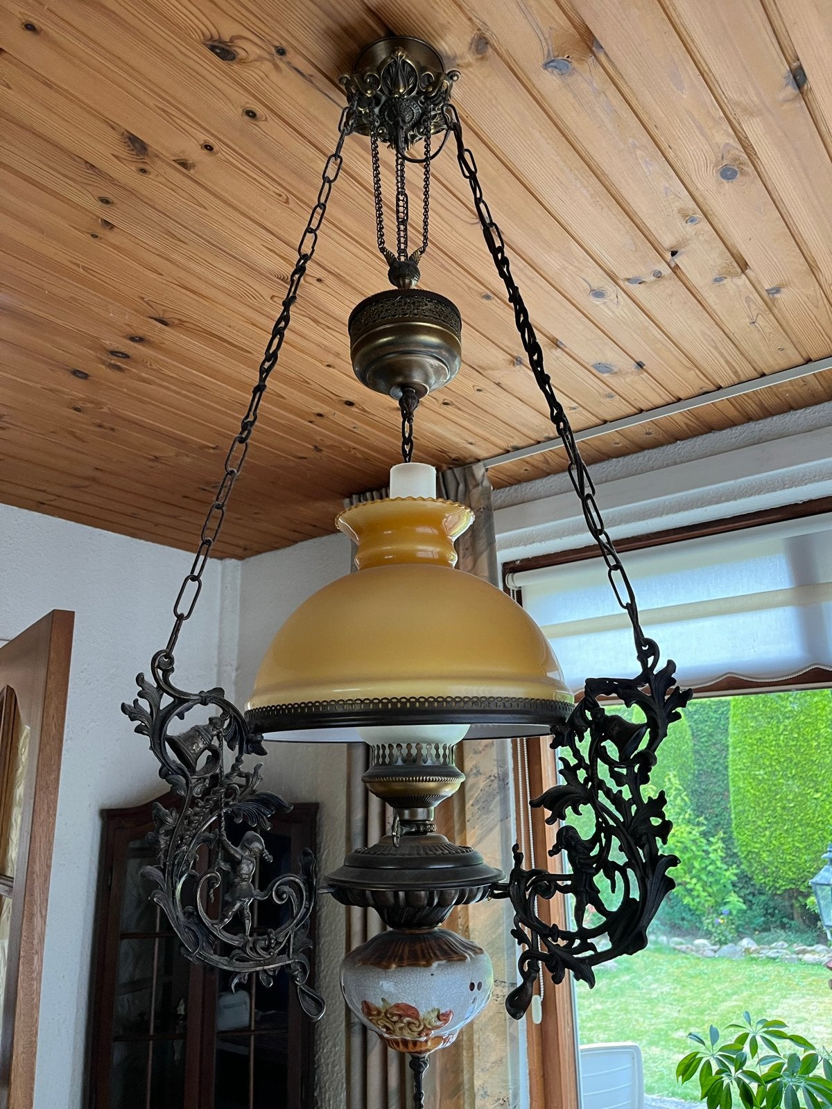 Antieke olielamp hanglamp met geel glas en sierlijke ketting, Ophalen