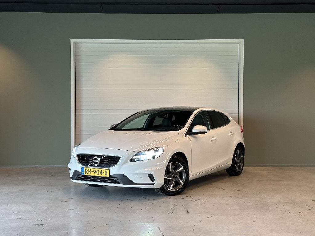 Volvo V40 2.0 D3 R-Design | Panorama|Camera|Cruise|Trekhaak, Auto's, Voorwielaandrijving, 28 km/l, Zwart, 4 cilinders