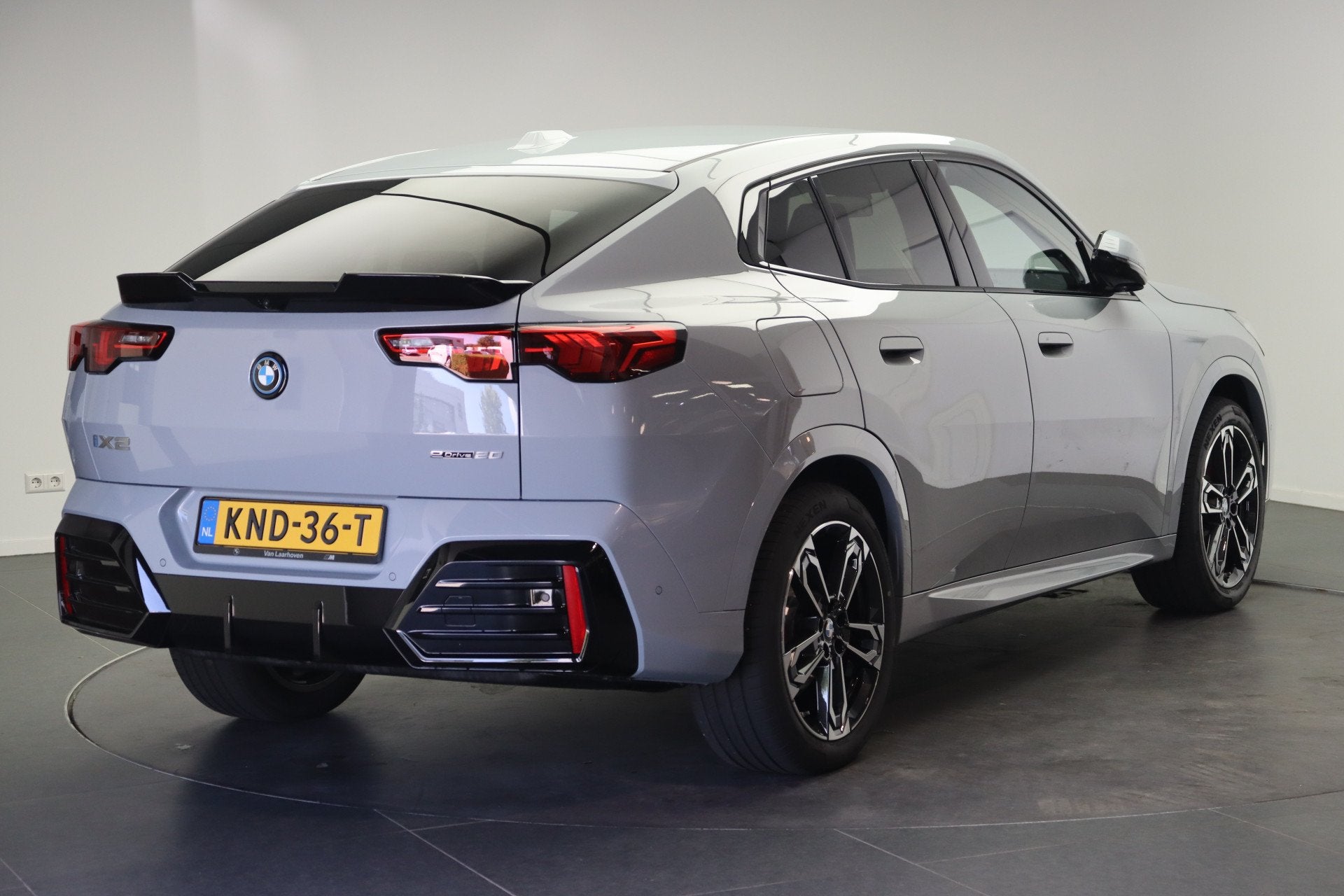 BMW iX2 eDrive20 M Sport / Trekhaak / Sportstoelen / M Adapt, Auto's, BMW, Dealer onderhouden, IX2, Met garantie (alle), 24 min