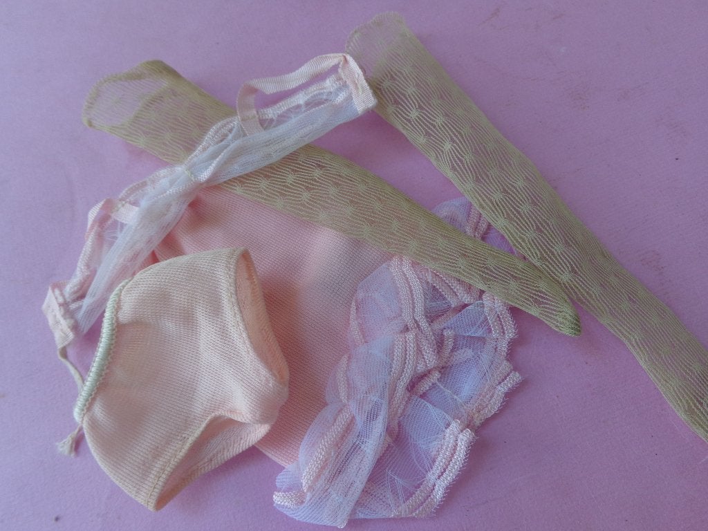 Barbie vintage under fashions, Ophalen of Verzenden, Gebruikt, Kleertjes