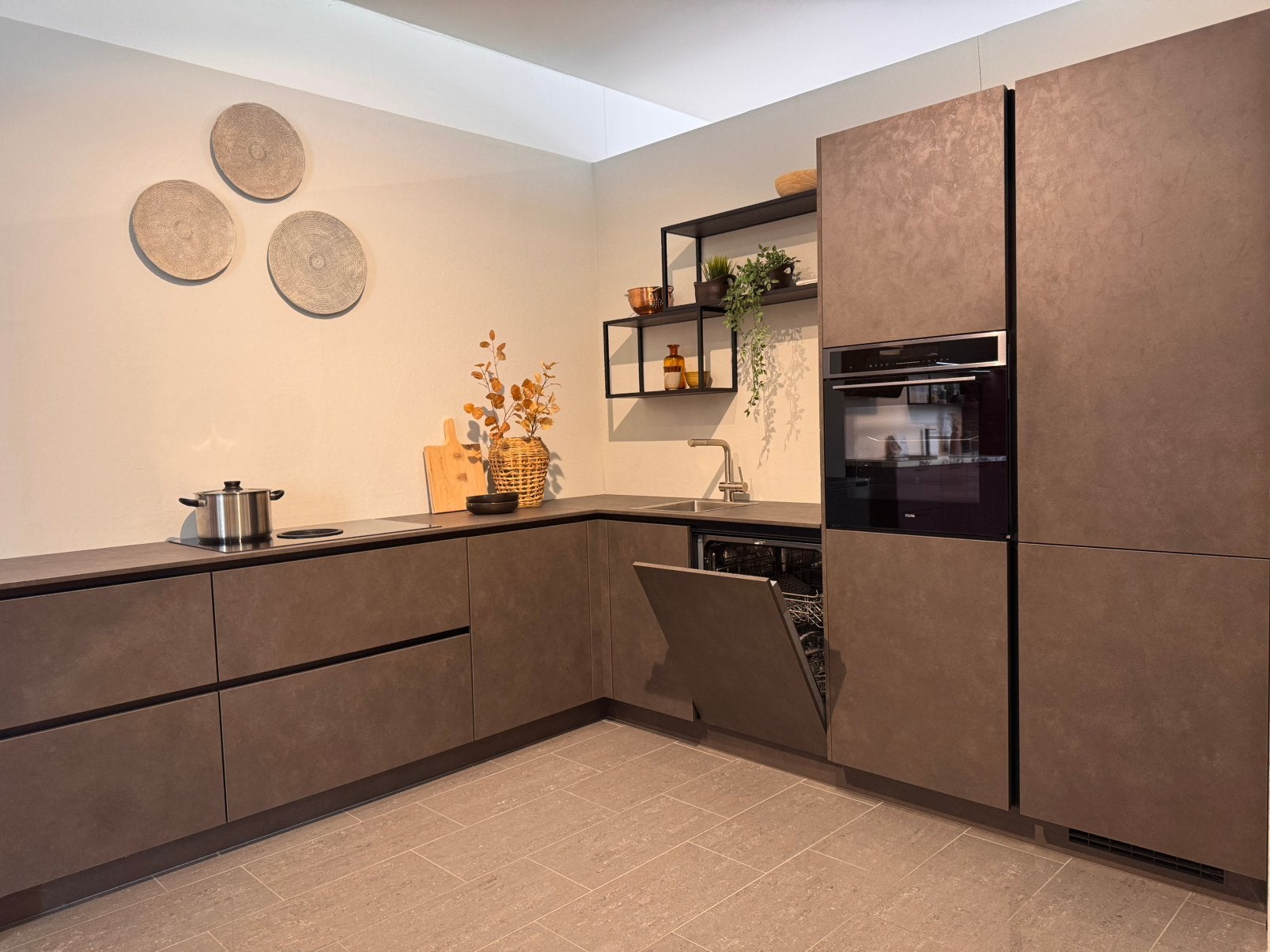 Showroomkeuken Rodez | terragrijs | 340x186 | compleet, Ophalen, Hoekkeuken, Zo goed als nieuw, Grijs