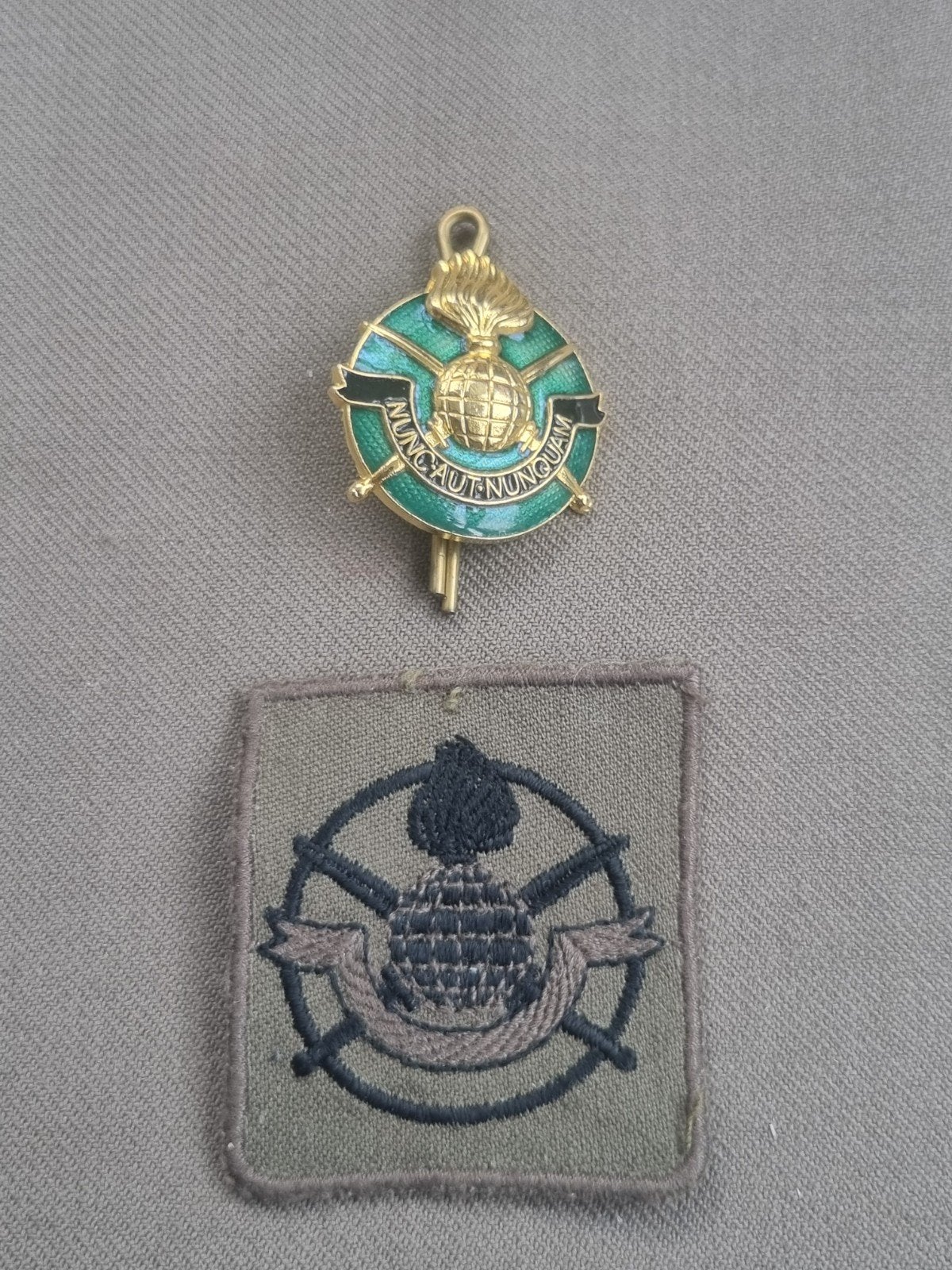 Dt speld en patch ex korps Commandotroepen, Ophalen of Verzenden, Landmacht, Nederland, Embleem of Badge