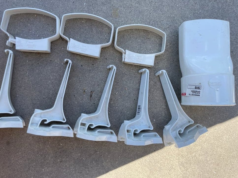 Dakgoot onderdelen: beugels en afvoerbocht (PVC), Doe-het-zelf en Verbouw, Buizen en Afvoer, Afvoer, Pvc, 60 tot 80 mm, Nieuw