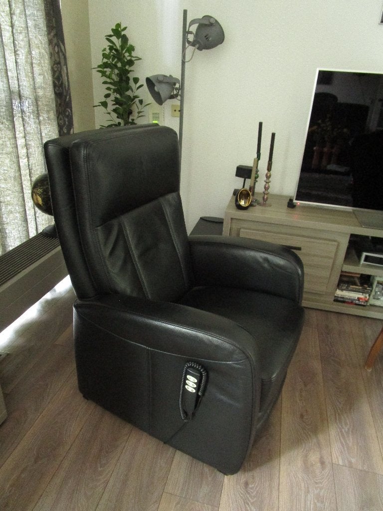 Leren Sta op stoel merk Prominent z.g.a.n., Huis en Inrichting, Fauteuils, Ophalen, Minder dan 75 cm, Zo goed als nieuw, Leer