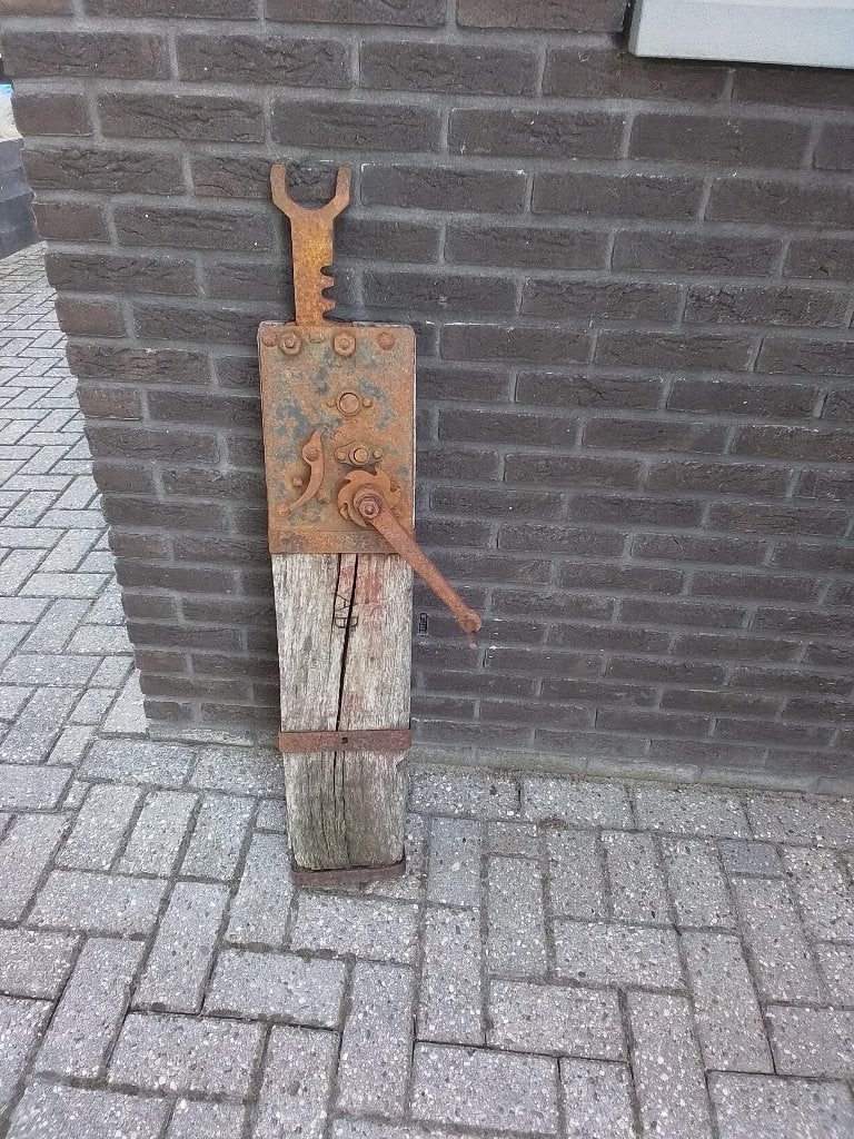 Antieke houten krik met metalen mechanisme, Ophalen
