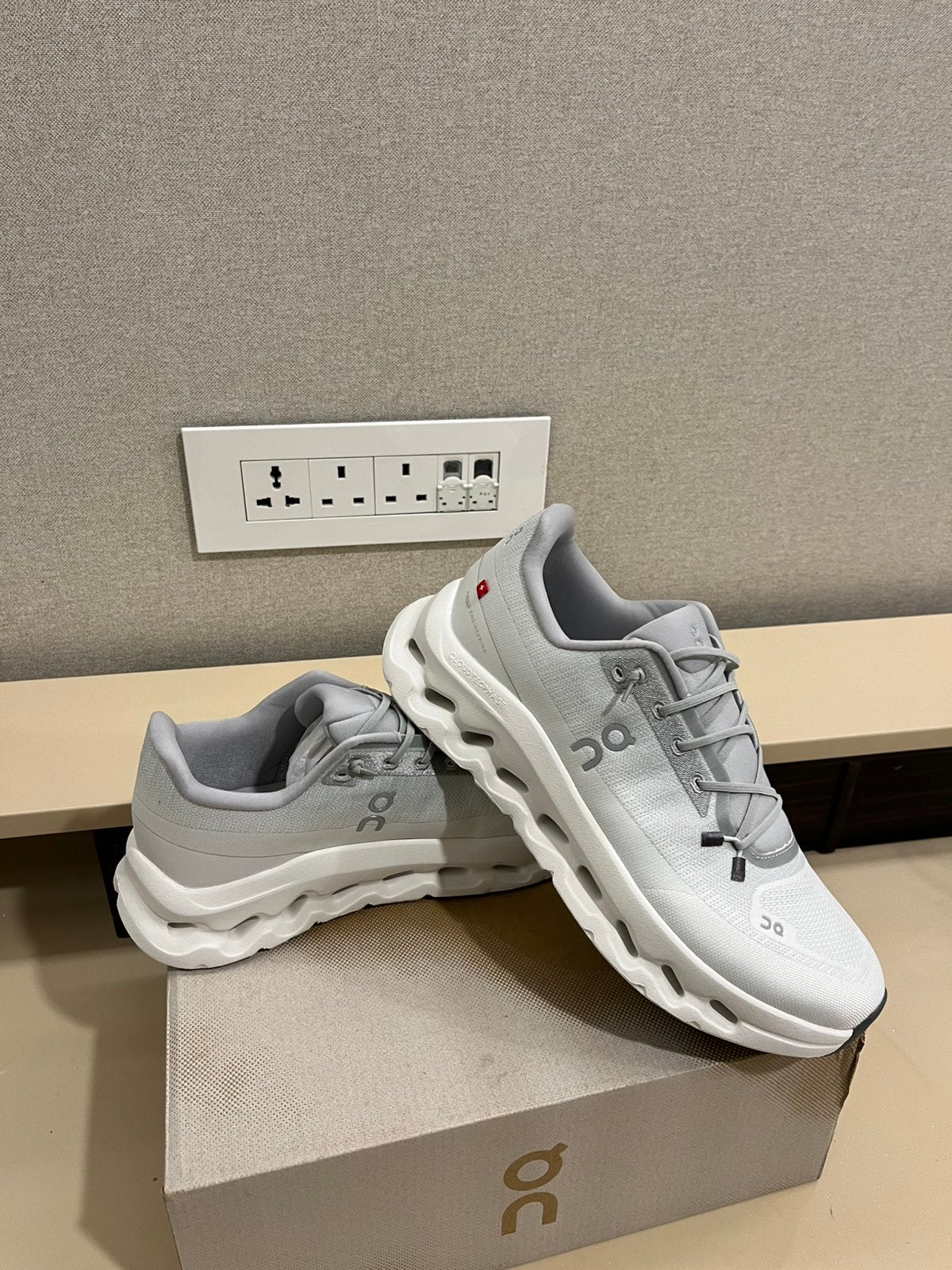 On cloud schoenen - Maat 42, Kleding | Dames, Schoenen, Ophalen of Verzenden, Nieuw, Sneakers of Gympen