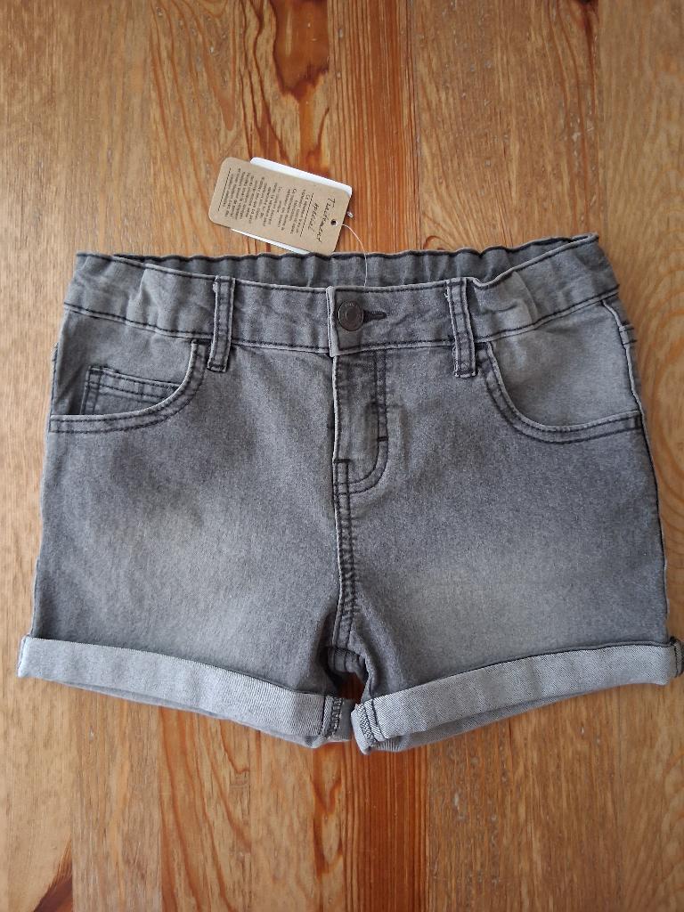 Nieuw kort grijs broekje maat 134, Broek, Meisje, Nieuw, Ophalen of Verzenden