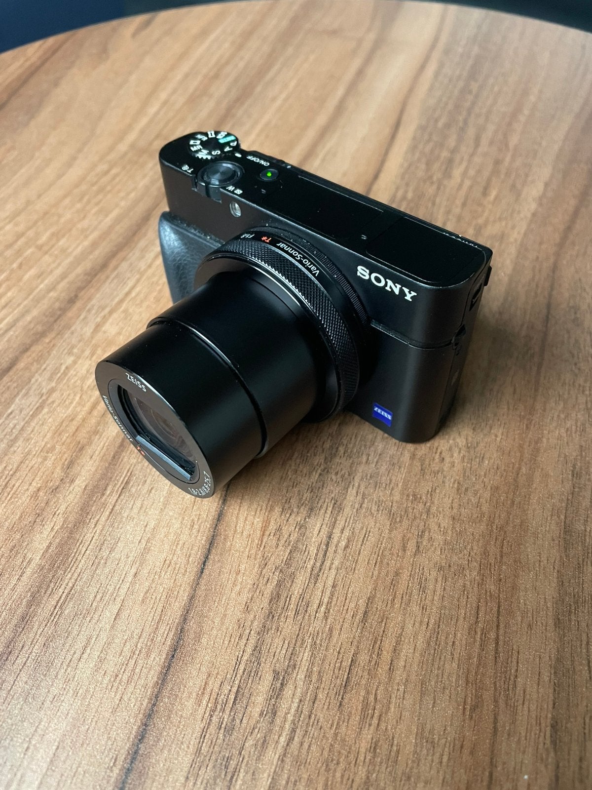 Sony RX100 iv - Zo goed als nieuw, Kantelbaar/draaibaar scherm, Ophalen of Verzenden, Zo goed als nieuw, Compactcamera