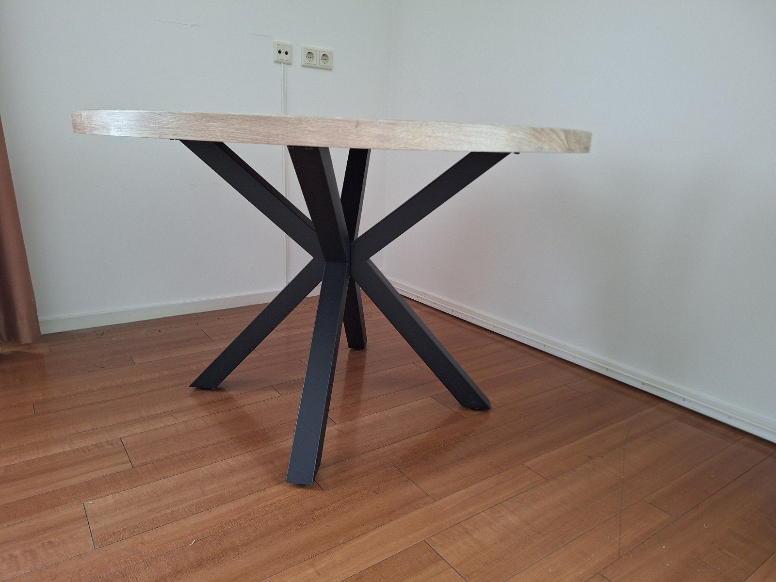 ronde eettafel met metalen kruispoot zo goed als nieuw!, Huis en Inrichting, Ophalen, Rond, Zo goed als nieuw, Vier personen