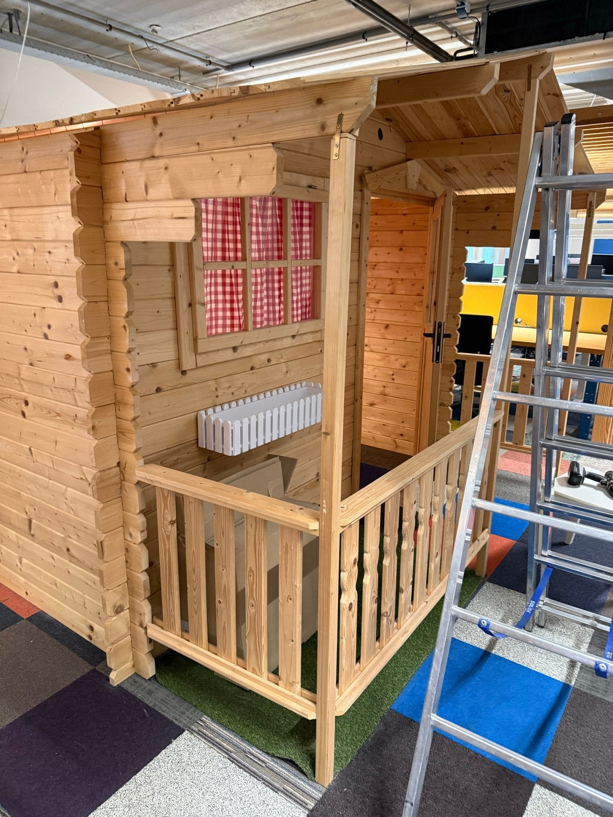 Blokhut/Tuinhuis met overkapping - Nieuwstaat GEDEMONTEERD, Tuin en Terras, Ophalen, Tuinhuis, Nieuw, 2 ramen