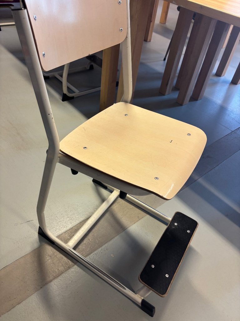 13 basisschoolstoelen / leerlingstoelen met voetensteun, Huis en Inrichting, Ophalen, Gebruikt, Wit, Metaal