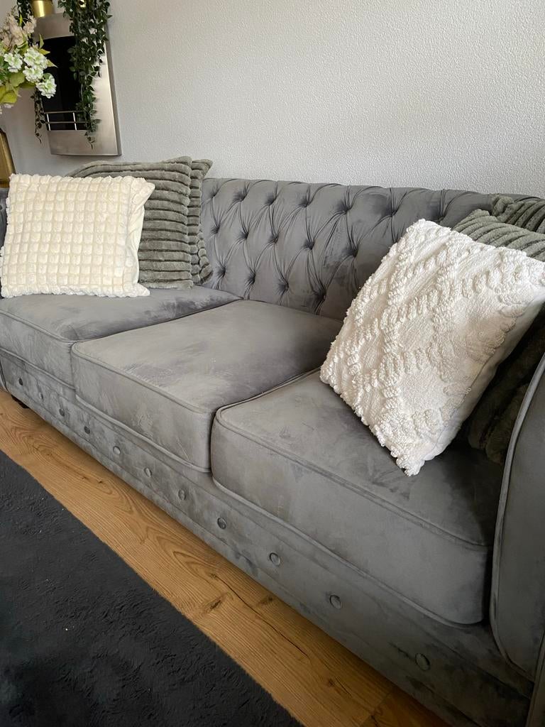 Stijlvolle grijze fluwelen bank met chesterfield-look, Ophalen of Verzenden, Zo goed als nieuw