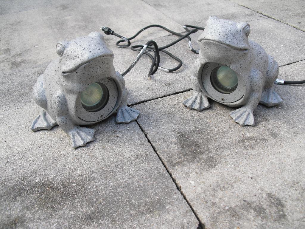 TE KOOP TWEE NIEUWE STENEN KIKKERS MET VERLICHTING, Ophalen, Nieuw