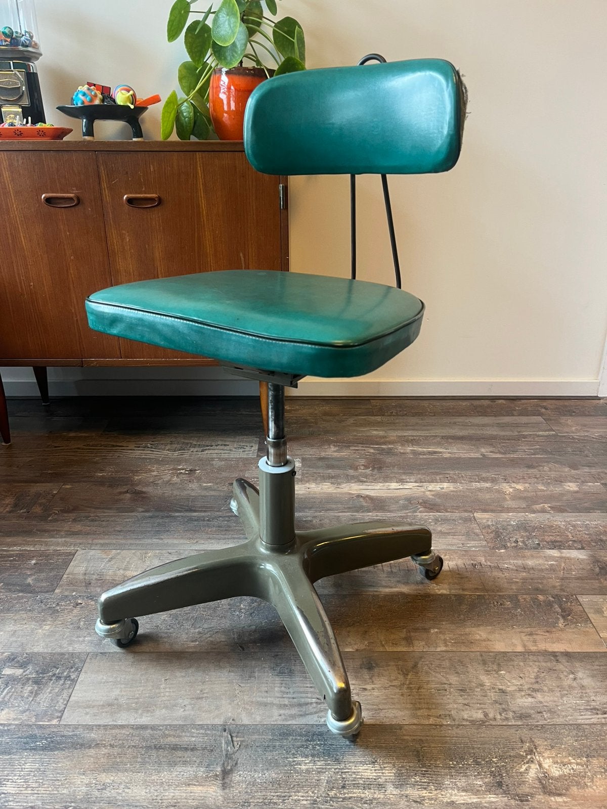 Vintage bureaustoel/kappersstoel/tattoo kruk, Huis en Inrichting, Bureaustoelen, Ophalen, Zo goed als nieuw, Zwart