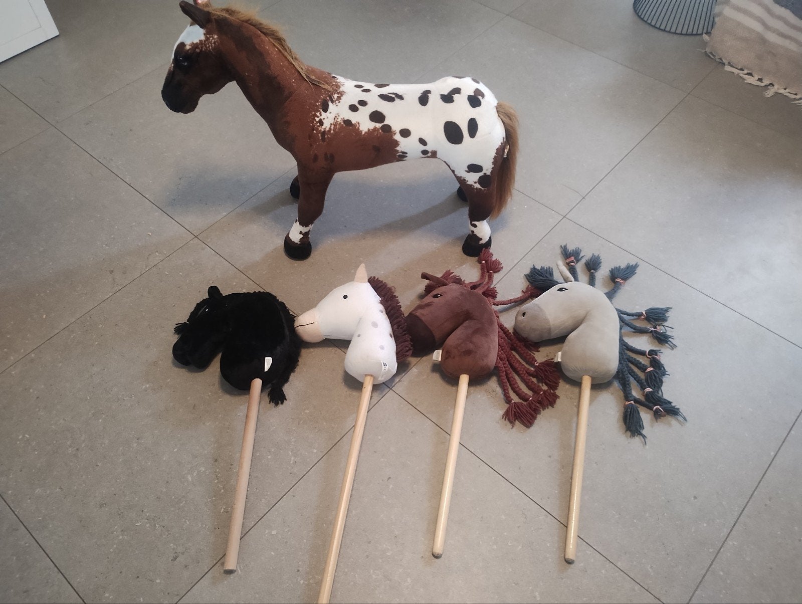 Houten stokpaardjes en groot speelgoedpaard, Ophalen, Gebruikt, Jongen of Meisje