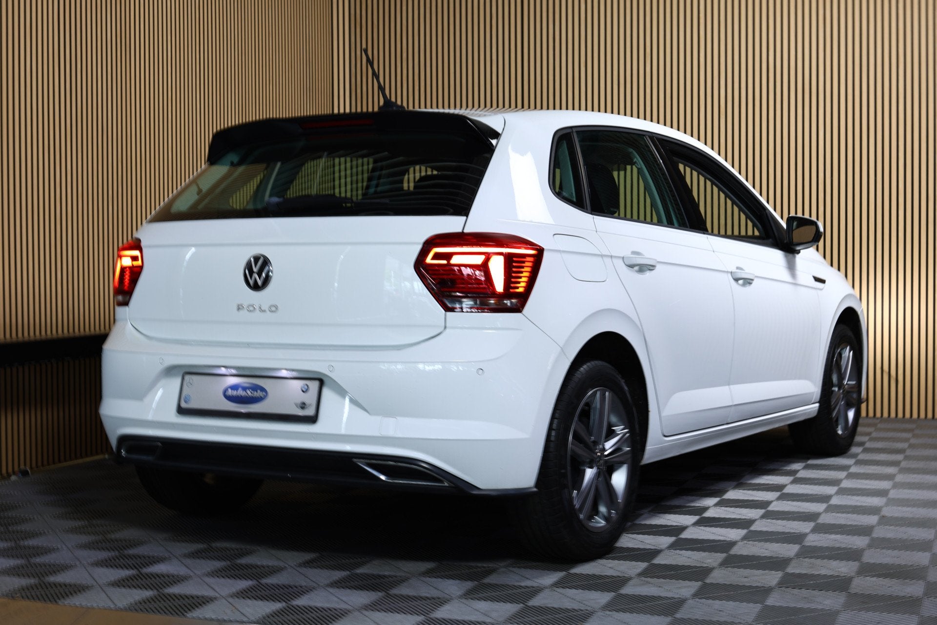 Volkswagen Polo 1.0 TSI Highline Business R LINE AVM DSG NAV, Stof, Gebruikt, 1096 kg, Wit