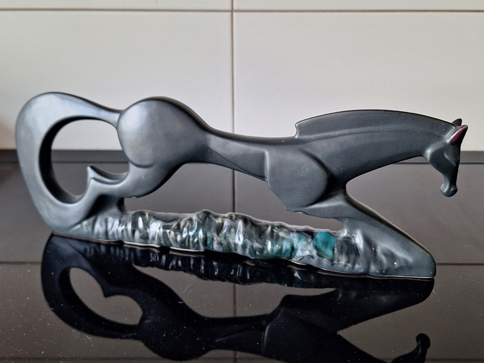 Modern keramisch paard sculptuur, Geglazuurd, Ophalen of Verzenden, Zoogdier, 20 - 50 cm