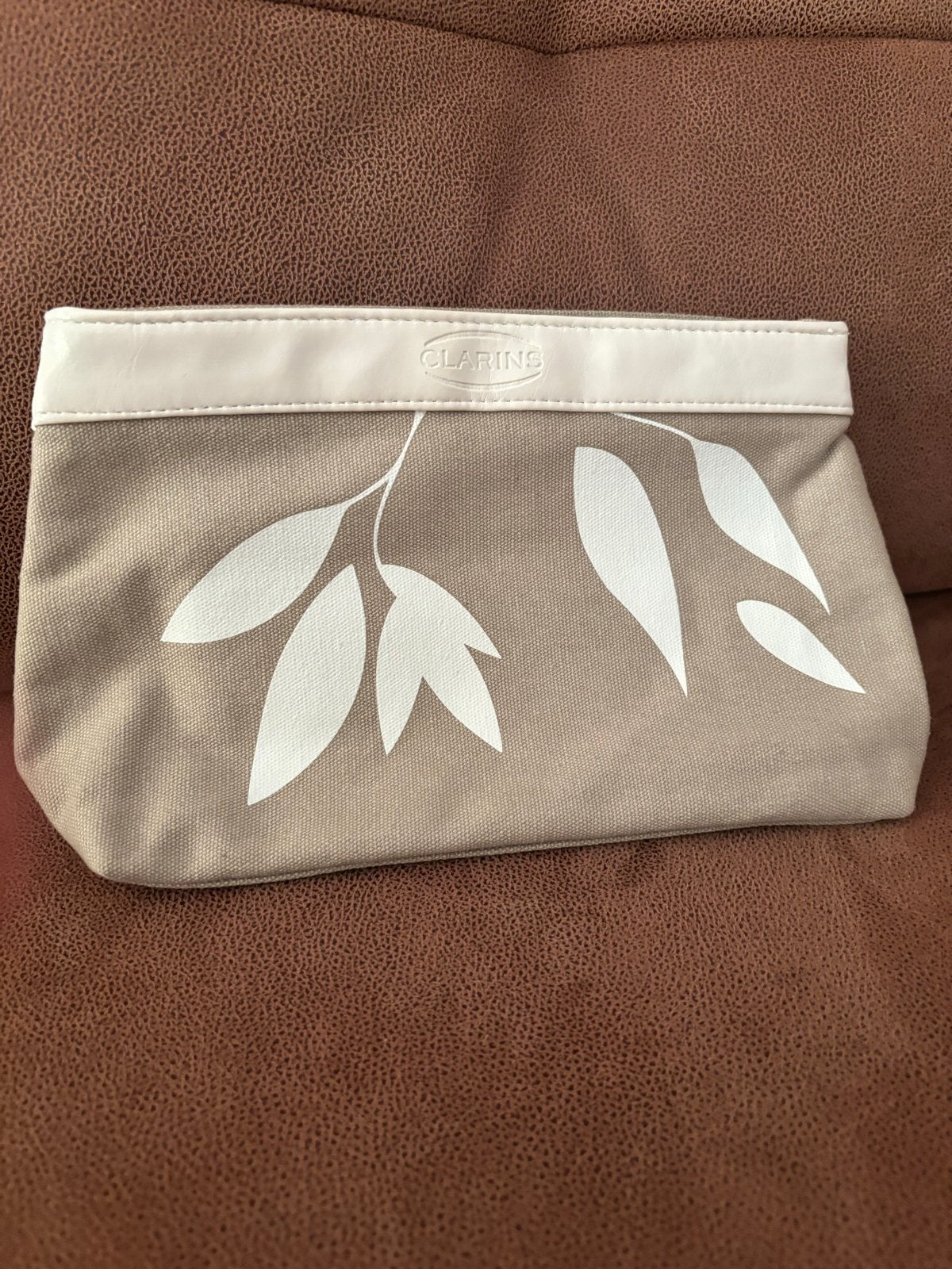 Nieuw Clarins toilettas met rits, Ophalen of Verzenden, Nieuw, Beige, Dame