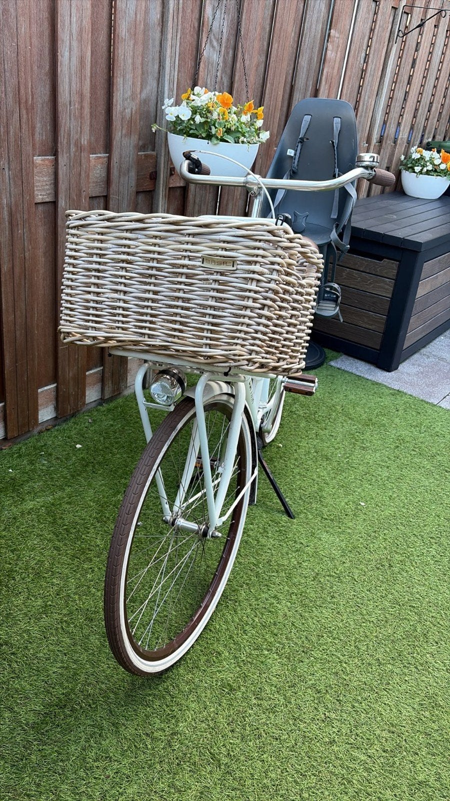 Foto 3 van Cortina fiets met mand en kinderzitje, achterband lek.