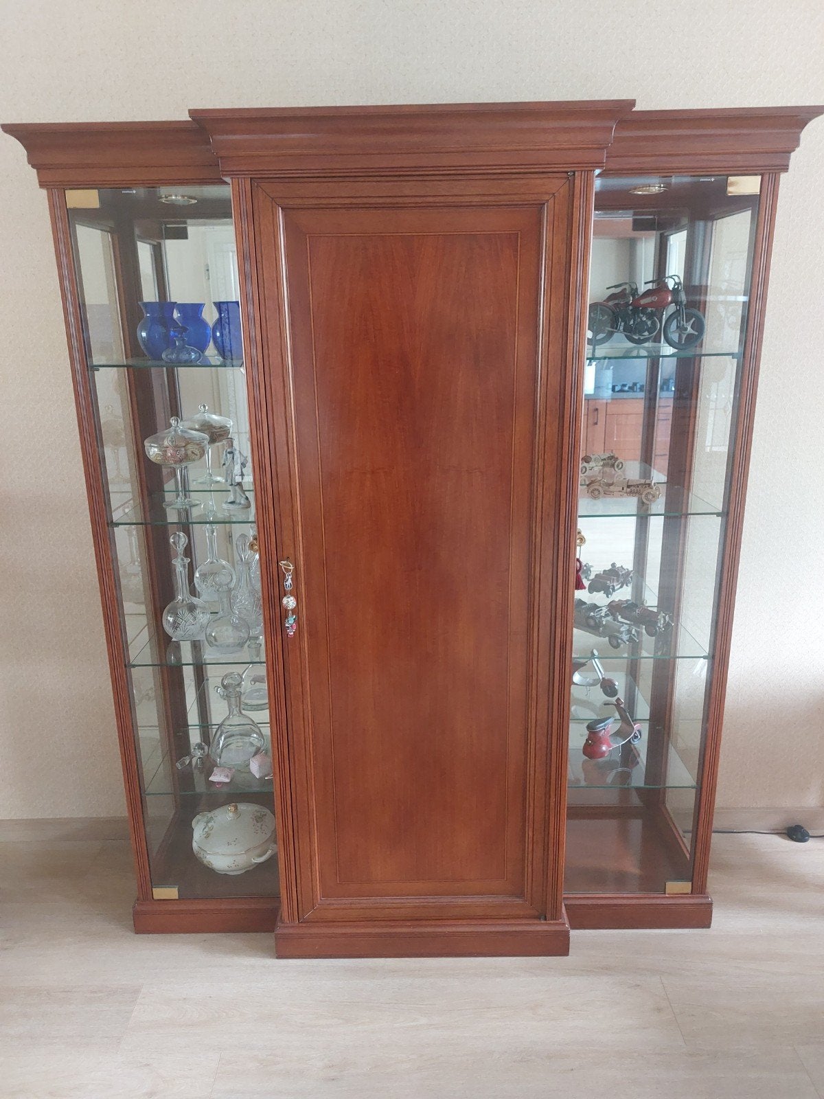Prachtige houten vitrinekast met glazen deuren, Huis en Inrichting, Kasten | Vitrinekasten, Ophalen, Klassiek, 150 tot 200 cm