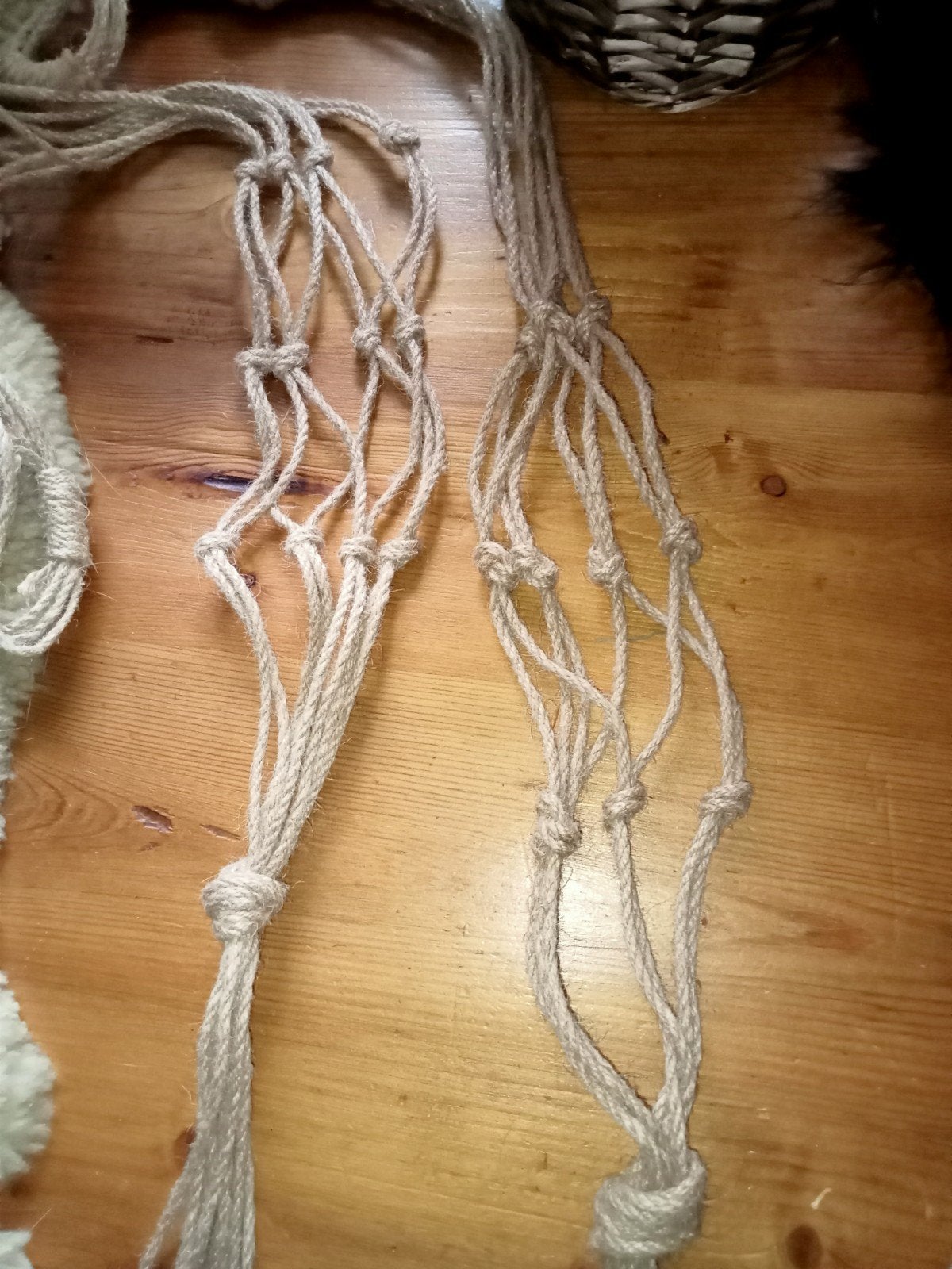 2 leuke  decoratieve geknoopte plantenhangers, Ophalen of Verzenden, Zo goed als nieuw