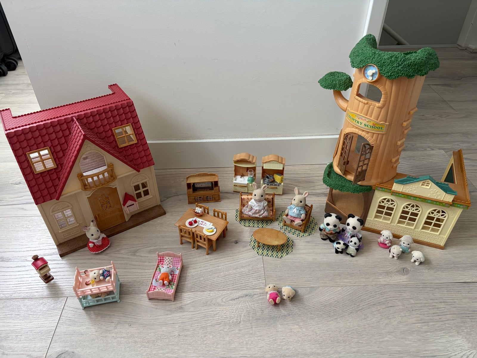 Grote Sylvanian Families set: huizen, meubels en figuren, Kinderen en Baby's, Ophalen, Gebruikt, Poppenhuis