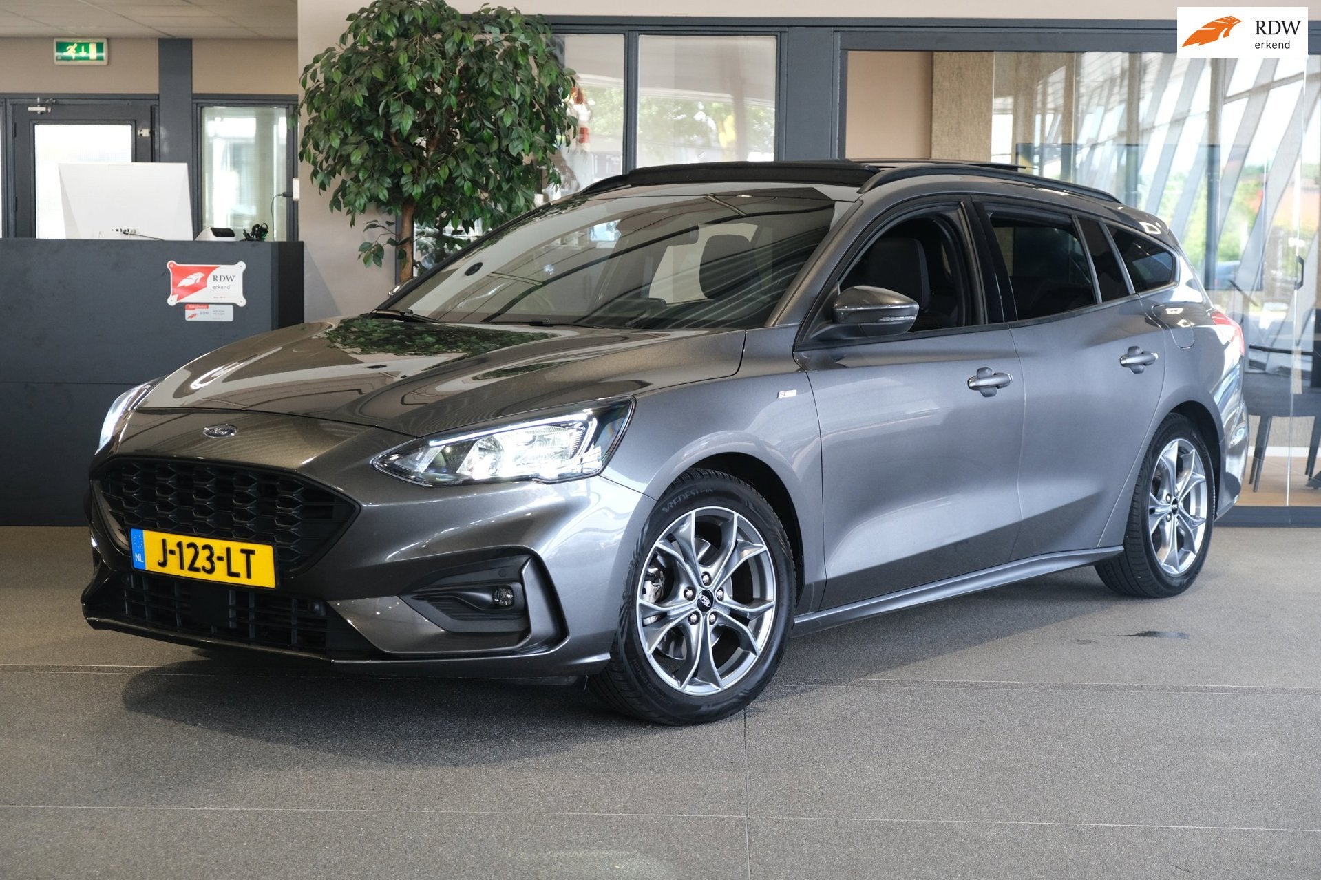 Ford Focus Wagon 1.0 EcoBoost ST-Line Pano Navi Trek B&O Cam, Auto's, Gebruikt, Origineel Nederlands, Grijs, Hybride Elektrisch/Benzine