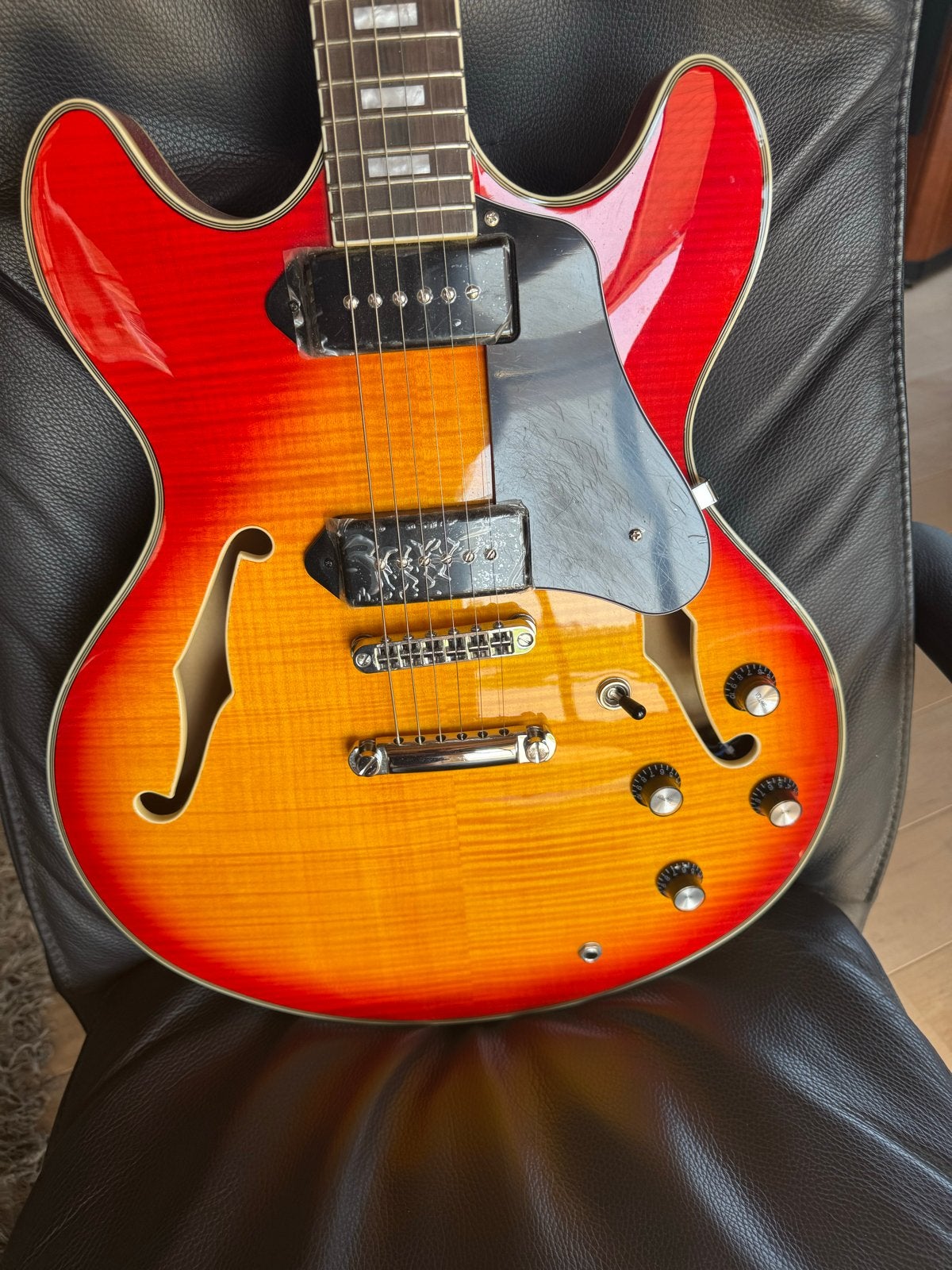 Sire Larry Carlton H7V met vintage dog ear pickups + koffer, Ophalen, Zo goed als nieuw, Semi-solid body, Overige merken