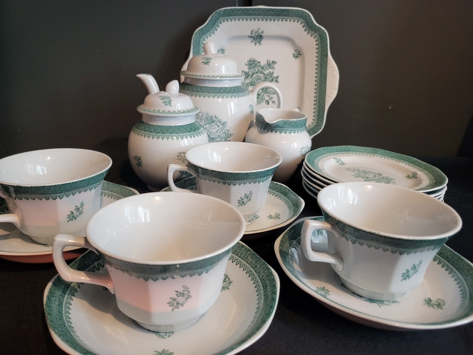 Wedgwood . Theeservies met gebaksbordjes en serveerschaal, Antiek en Kunst, Ophalen of Verzenden