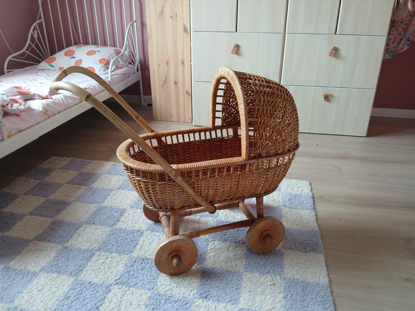 Vintage rotan poppenwagen, Ophalen, Gebruikt, Overige typen