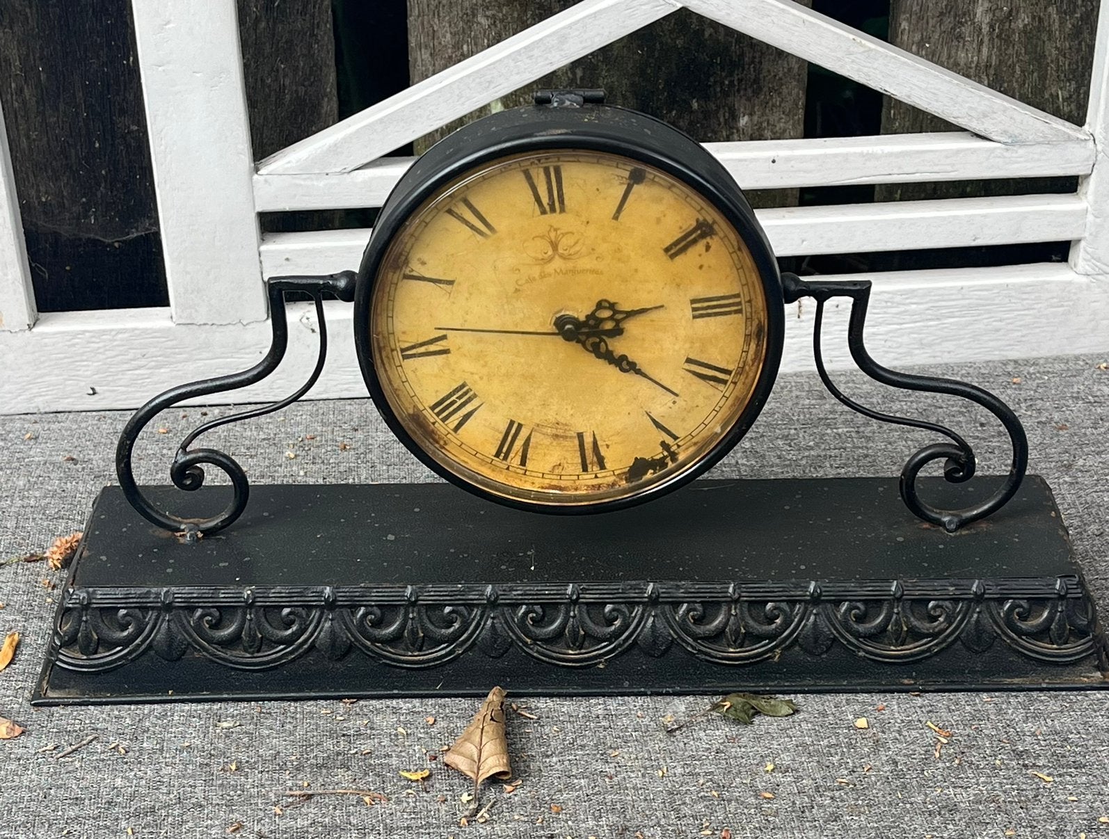Brocante klok, Huis en Inrichting, Woonaccessoires | Klokken, Analoog, Ophalen of Verzenden, Tafelklok, Zwart