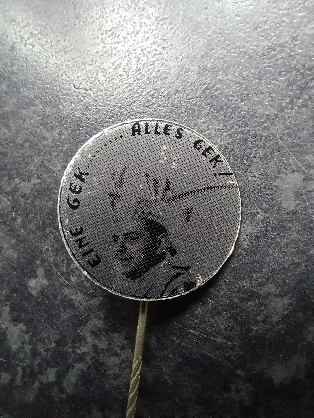 Speldje Eine gek.... alles gek (carnaval, prins), Verzamelen, Speldjes, Pins en Buttons, Ophalen, Gebruikt, Overige onderwerpen