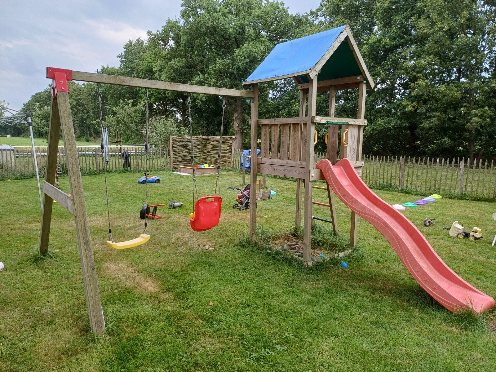 Speelhuis met glijbaan en schommels, Kinderen en Baby's, Speelgoed | Buiten | Speeltoestellen, Ophalen, Schommel