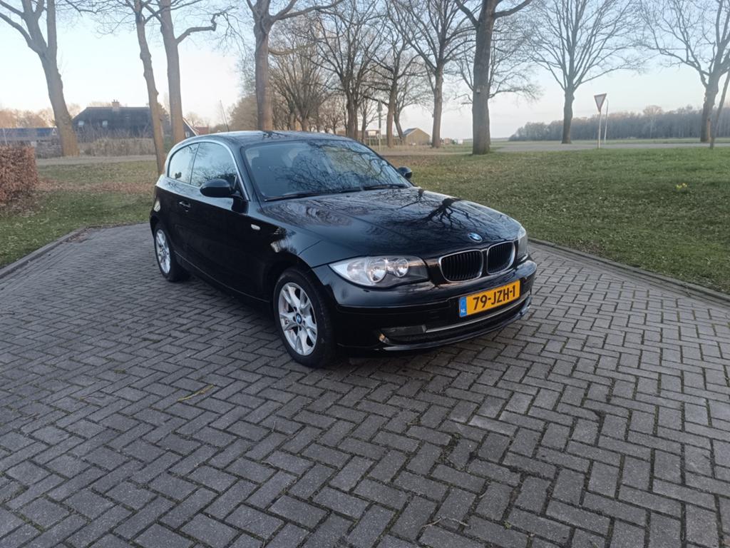 BMW 1-serie 116i | Handgeschakeld | zwart | groot onderhoud, Auto's, 1-Serie, Achterwielaandrijving, 4 cilinders, 4 stoelen