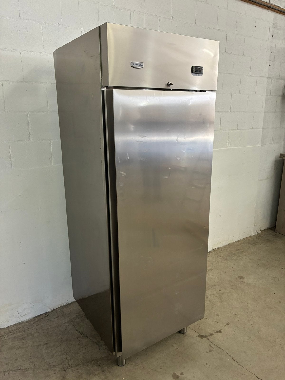 Te koop rvs enkeldeurs horeca koelkast electrolux, Ophalen, Zonder vriesvak, 200 liter of meer, 60 cm of meer