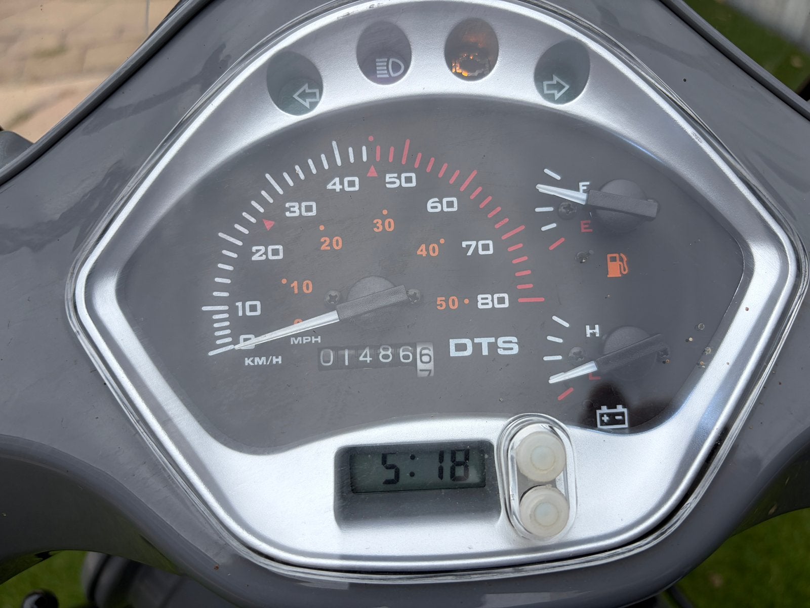 Foto 10 van DTS Milano limited editie scooter 2021 grijs ) + 2 helmen