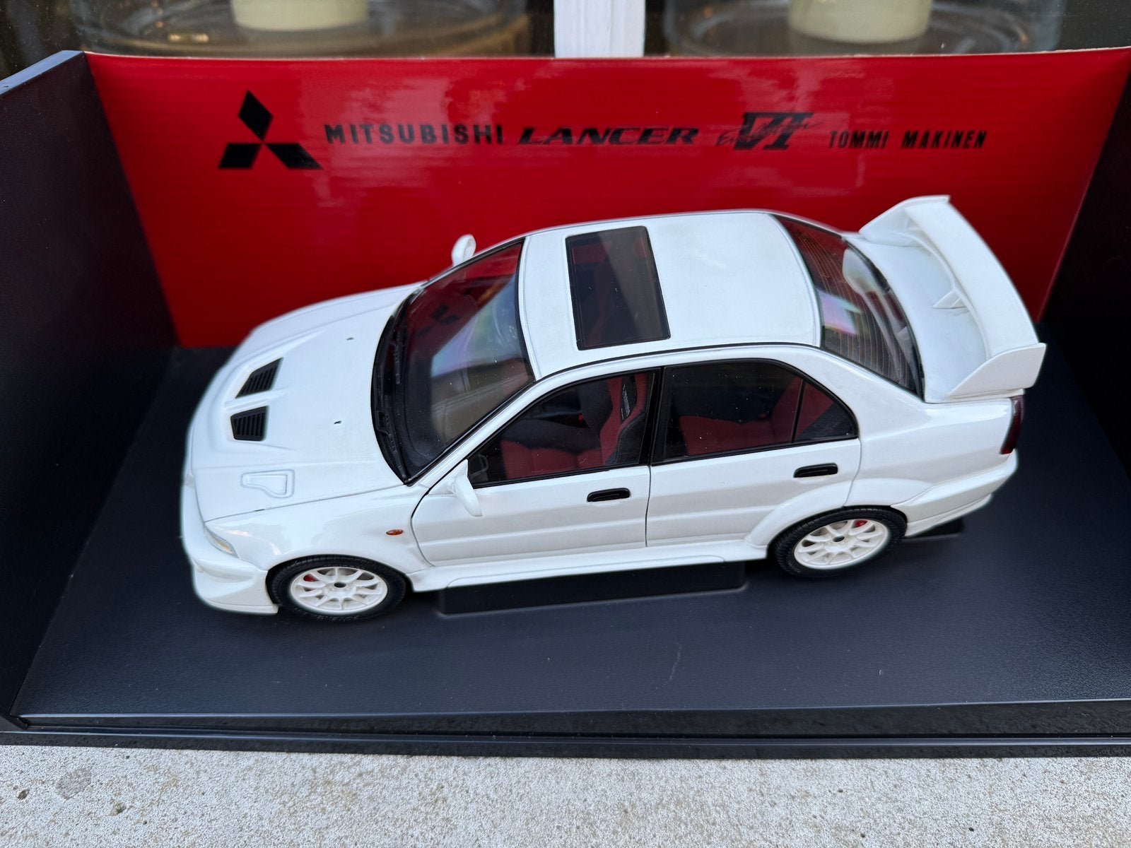 1:18 Mitsubishi Lancer Evo 6 Tommi Makinen wit Autoart 77157, Hobby en Vrije tijd, Modelauto's | 1:18, Auto, Autoart, Ophalen of Verzenden