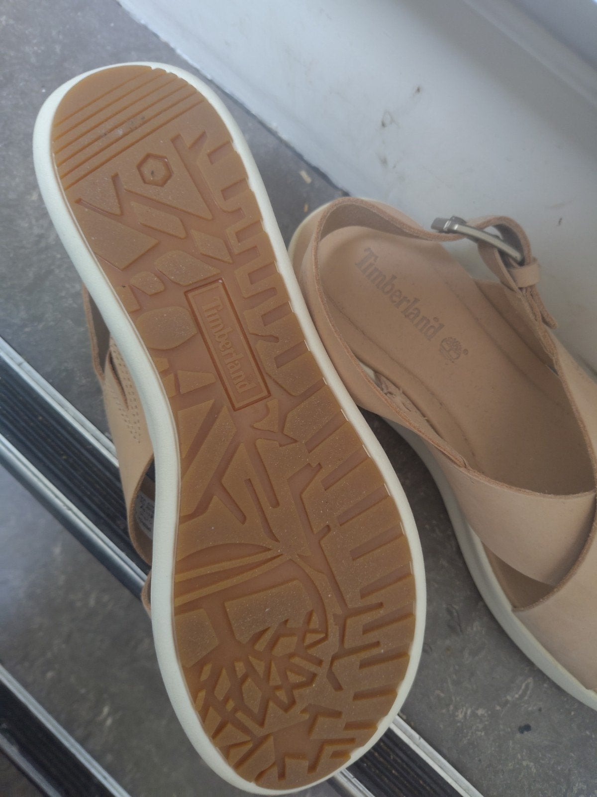 Sandalen zoeken enthousiaste voeten, Ophalen of Verzenden, Zo goed als nieuw, Beige, Sandalen of Muiltjes