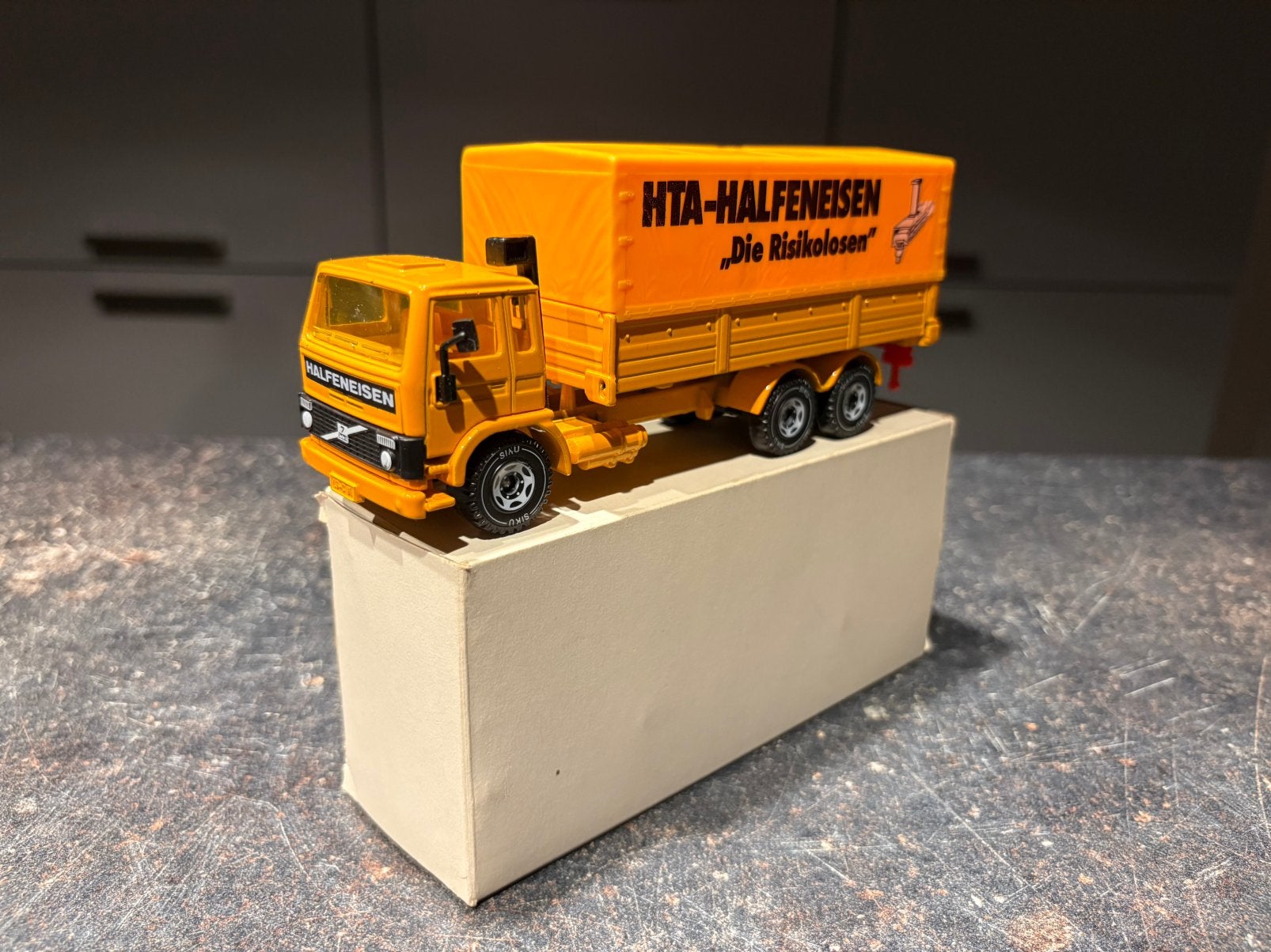 Siku volvo f7 halfeneisen, Ophalen of Verzenden, Zo goed als nieuw, Bus of Vrachtwagen, SIKU