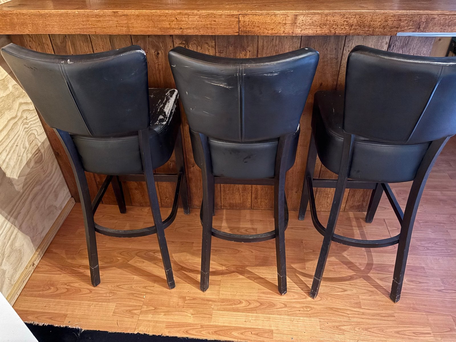 Set van 3 barkrukken - Zwart met houten frame, Ophalen, Gebruikt, Met voetsteun, 60 tot 90 cm