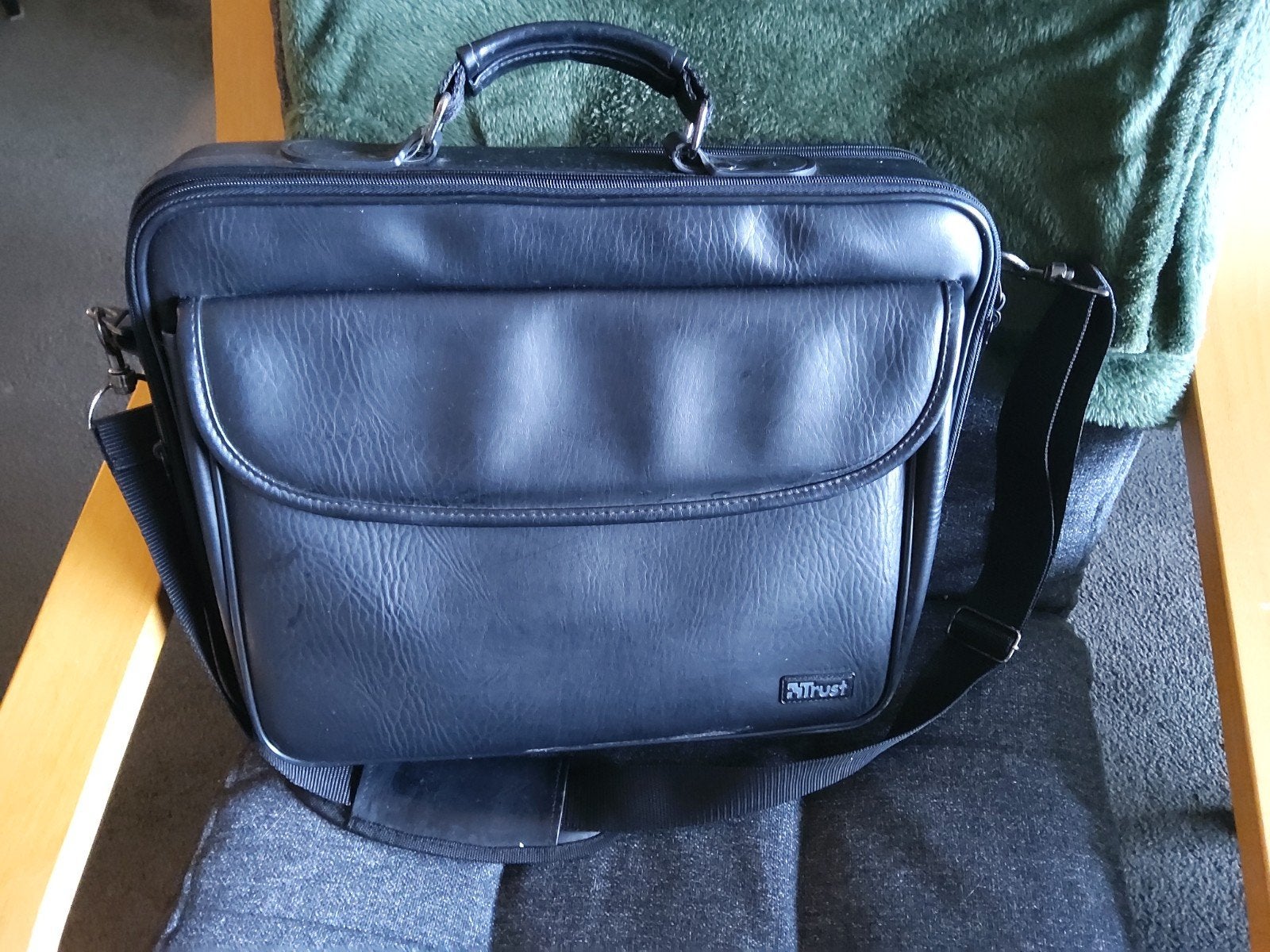 Trust laptoptas - Zwart - 15 inch, Computers en Software, Ophalen of Verzenden, 15 inch, Zo goed als nieuw, Zwart